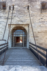 Le pont-levis du vieux pont d’Avignon, France 