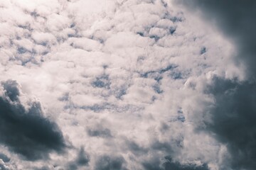 Farbiger Himmel mit interessanten Wolken als Hintergrund