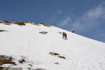 雪の木曽駒ヶ岳の登山道を歩く登山者
