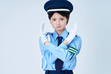 制止するポーズをする女性警備員