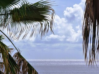 Das Meer im Hintergrund zeigt einen Lichtstreifen, der durch den bewölkten Himmel am Horizont...