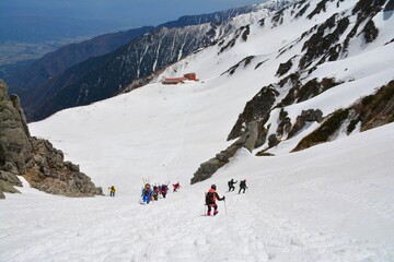 千畳敷カールを下山する登山者たち