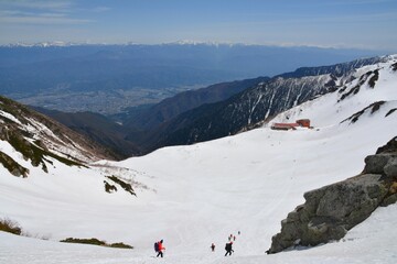 千畳敷カールを下山する登山者たち