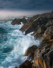 Obraz premium El mar rompiendo en la costa, en un acantantilado, vista aerea