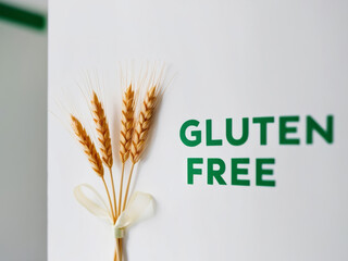 Green and yellow logo featuring three wheat ears and a ribbon with the text gluten free.