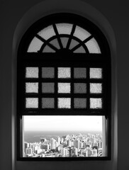 Janela emoldurando a vista da cidade 