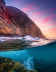 Acantilado marino, vista desde debajo del mar