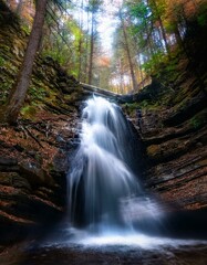 Cascada en medio de un bosque frondos, vista a ras de a cascada