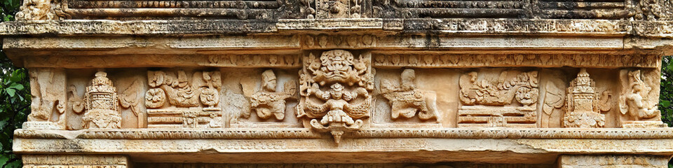 Obraz premium Ancient Architecture: The detailed carvings and worn stonework of an ancient ruin, telling stories of bygone eras.