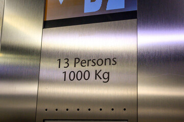 Information text indicating the weight and person capacity of the elevator