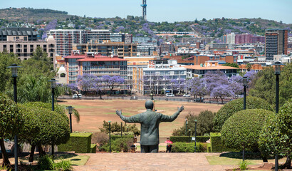 Obraz premium Nelson Mandela statue rear view and the Union Buildings garden, Pretoria, South Africa.