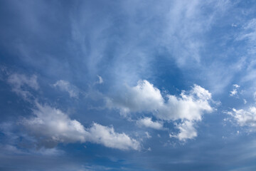 Obraz premium blue sky with white clouds and atmospheric haze. photo natural cloudscape