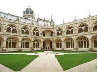 Obraz premium Stunning Manueline Ornamentation of the Two-storey Cloisters of The Jeronimos Monastery, a UNESCO World Heritage Site in Lisbon of Portugal, Europe