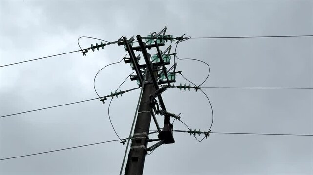 Gros plan sur un pyl&ocirc;ne &eacute;lectrique.