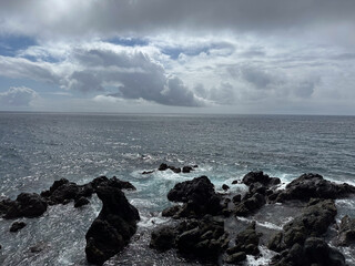 Fototapeta premium Dramatic Ocean View with Rocks Under Cloudy Sky