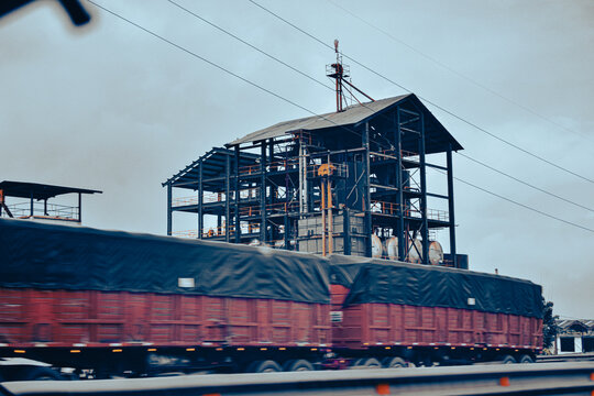 Vag&oacute;n pasando por una refiner&iacute;a