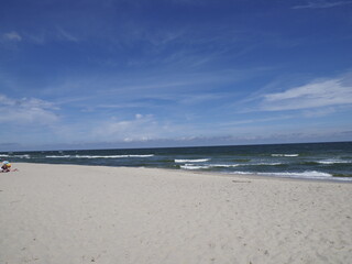 Obraz premium Beach landscape with blue sky and waves on the sea, sunny summer day on the coast