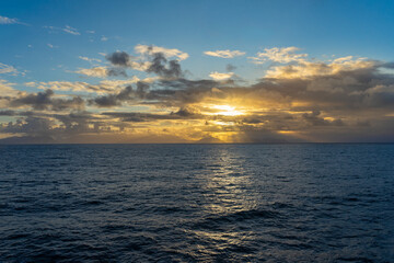 Obraz premium Morning on the Pacific Ocean with golden clouds and a horizon