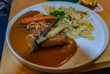 Ochsenbäckchen mit Spätzle an bunten Karotten mit Rahmsoße