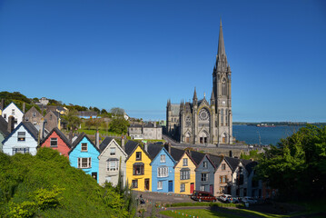 St. Colman’s Cathedral und bunte Häuser in Cobh / Irland