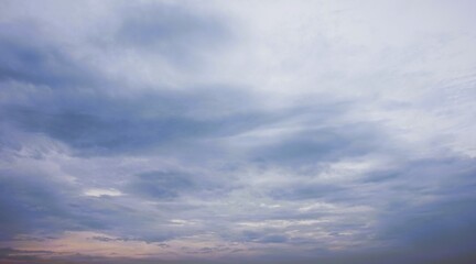 Obraz premium sky background, photo of cloudy sky in the afternoon with blackish clouds