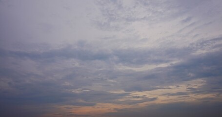 Obraz premium sky background, photo of cloudy sky in the afternoon with blackish clouds