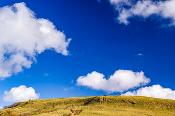 Obraz premium 秋空と車山高原の山頂