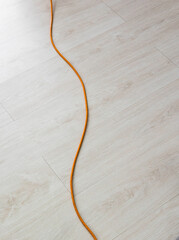 Cable de electronico en el suelo. 