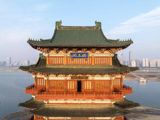 Obraz premium Chinese pavilion in the city and skyline