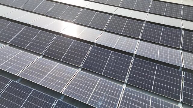 Eine gro&szlig;e Photovoltaikanlage auf dem Dach eines Betriebsgeb&auml;udes in Linz. // A large photovoltaic system on the roof of a commercial building in Linz.