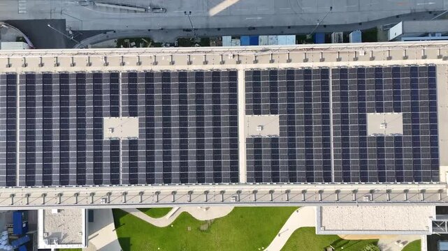Eine gro&szlig;e Photovoltaikanlage auf dem Dach eines Betriebsgeb&auml;udes in Linz. // A large photovoltaic system on the roof of a commercial building in Linz.