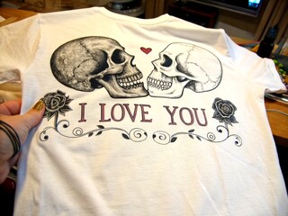Hand-Drawn Skull Kiss Illustration with "I Love You" Text for Clothing and Tattoo Designs, Ideal for Unique Fashion and Body Art Concepts