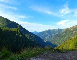paesaggio con sole in montagna