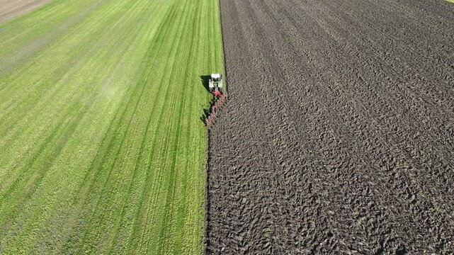 Un tracteur vu du ciel, en train de labourer un immense champ : vision de l'agriculture intensive par des agriculteurs fran&ccedil;ais qui essayent de contrer la concurrence mondiale
