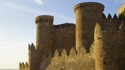 Naklejka premium castillo ruinas mediaval torre viaje españa
