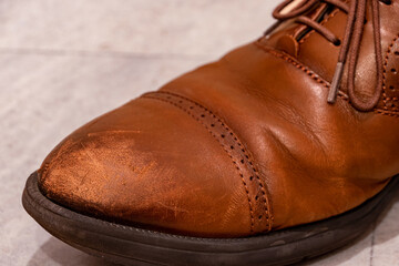 使用感が伝わる茶色い革靴