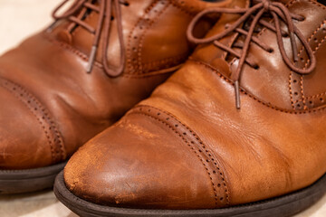 使用感が伝わる茶色い革靴