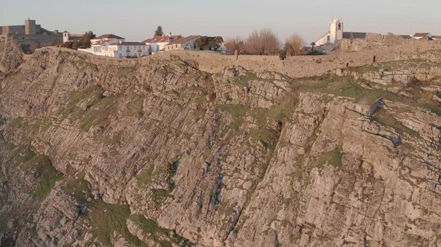 Vista panor&acirc;mica da encantadora aldeia de Marv&atilde;o, localizada no topo de uma colina na regi&atilde;o do Alentejo, Portugal. O v&iacute;deo ou foto captura a beleza medieval das suas ruas de pedra, as casas brancas t