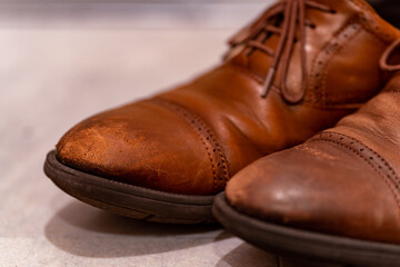 使用感が伝わる茶色い革靴