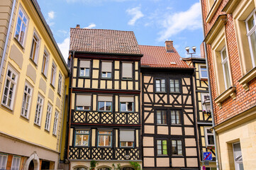 Fototapeta premium Historische Fachwerkhäuser in der Kirchgasse in Coburgs Altstadt, Deutschland