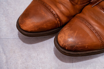 使用感が伝わる茶色い革靴