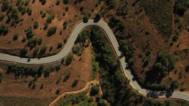 Uma scooter cl&aacute;ssica percorrendo a ic&ocirc;nica estrada N2, a mais longa de Portugal, oferecendo uma viagem nost&aacute;lgica pelas paisagens deslumbrantes do interior do pa&iacute;s. O v&iacute;deo captura a liberdade e o charm