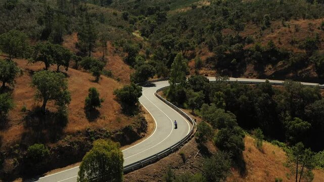 Uma scooter cl&aacute;ssica percorrendo a ic&ocirc;nica estrada N2, a mais longa de Portugal, oferecendo uma viagem nost&aacute;lgica pelas paisagens deslumbrantes do interior do pa&iacute;s. O v&iacute;deo captura a liberdade e o charm
