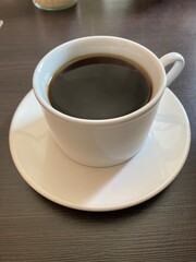 Café americano taza blanca con plato blanco