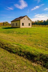 un campo y una antigua casa abandonada.