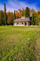 Obraz premium un campo y una antigua casa abandonada.