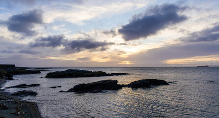 Fototapeta premium Serene Sunrise Over Victoria's Rocky Shore in Vancouver Island
