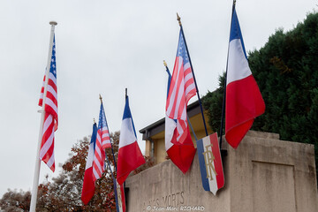 Drapeaux français et américains sur un monument aux morts pour la commémoration du 80ème...
