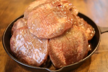 塩だれ漬け込み厚切り牛タン