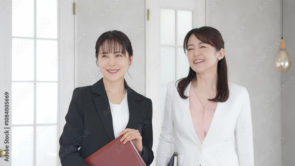 Poster ビジネス、女性、同僚、会議、ミーティング、ビジネスウーマン、会話、ビジネスシーン、日本人、二人、上司、部下、チームワーク、相談、アドバイザー、スーツ、ビジネスパーソン、ol、秘書、サポート、アシスタン